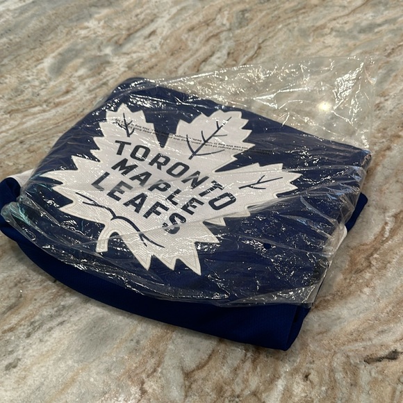 NWT Toronto Maple Leafs Jersey Matthews - Picture 2 of 11